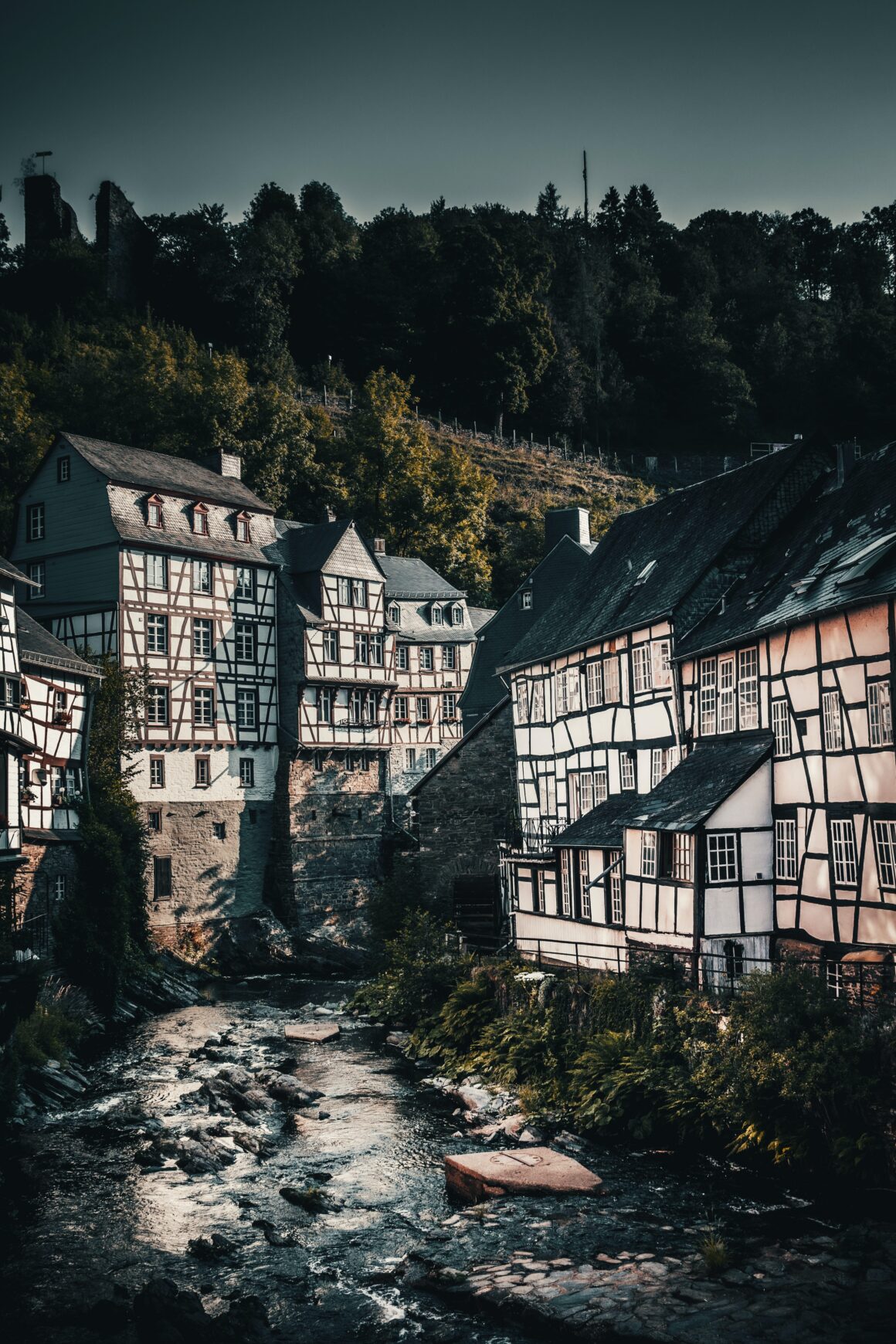 Häuser aus der Eifel, mit Fluss dazwischen - mylocalwedding